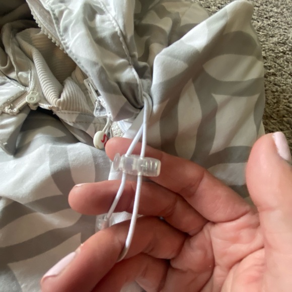 Rare grey and white patterned Lululemon apres jacket size 6 - Picture 4 of 5